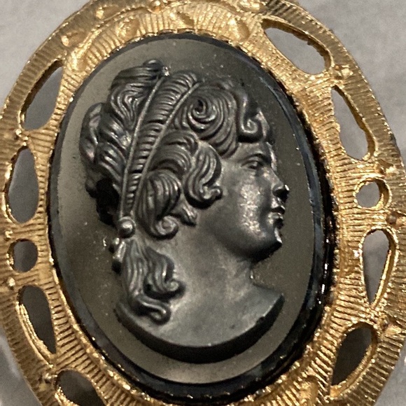 Vintage Black Cameo in Gold Pin Frame - Picture 3 of 6